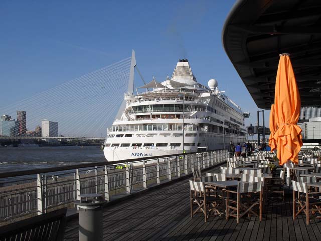 Cruiseschip ms AIDAaura aan de Cruise Terminal Rotterdam